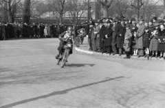 Magyarország, Népliget, Budapest X., kismotoros Nagydíj 1941. március 16-án., 1941, Horváth József, Budapest, versenymotor, bámészkodás, motorverseny, Fortepan #265523