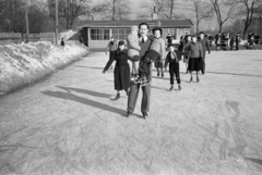 Magyarország, Budapest VIII., korcsolyapálya a Könyves Kálmán körút - Bíró Lajos (Szabóky) utca - Reguly Antal (Család) utca - Villám utca közötti területen., 1942, Horváth József, Budapest, Fortepan #265529