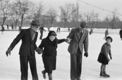 Magyarország, Budapest VIII., korcsolyapálya a Könyves Kálmán körút - Bíró Lajos (Szabóky) utca - Reguly Antal (Család) utca - Villám utca közötti területen. Háttérben a Népliget., 1942, Horváth József, Budapest, Fortepan #265533