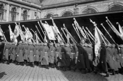 Magyarország, Budapest VIII., a Keleti pályaudvar érkezési oldala. A Bólyai Akadémia díszszázada a Szovjetunióból hazahozott 1848-as honvédzászlókkal, a felvétel 1941. március 24-én készült., 1941, Horváth József, Budapest, Kossuth címer, zászló, Fortepan #265537