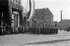 Magyarország, Budapest VIII., a Keleti pályaudvar érkezési oldala. A Bólyai Akadémia díszszázada a Szovjetunióból hazahozott 1848-as honvédzászlókkal, a felvétel 1941. március 24-én készült., 1941, Horváth József, Budapest, zászló, díszmenet, Fortepan #265538