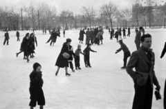 Magyarország, Budapest VIII., korcsolyapálya a Könyves Kálmán körút - Bíró Lajos (Szabóky) utca - Reguly Antal (Család) utca - Villám utca közötti területen. Balra a Népliget, jobbra az Elnök utcánál a Magyar Nemzeti Múzeum Néprajzi Gyűjteménye és Tisztviselőtelepi Gimnázium (később Országos Pedagógiai Múzeum és Könyvtár) épülete látható., 1941, Horváth József, Budapest, korcsolyázás, muff, Fortepan #265555