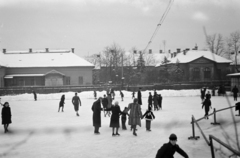 Magyarország, Budapest VIII., korcsolyapálya a Könyves Kálmán körút - Bíró Lajos (Szabóky) utca - Reguly Antal (Család) utca - Villám utca közötti területen., 1941, Horváth József, Budapest, korcsolyázás, Fortepan #265556