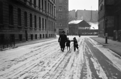 Magyarország, Budapest IX., Ipar utca, balra a Mester utca 19. szám alatti Községi Polgári Fiú- és Leányiskola (később Molnár Ferenc Magyar–Angol Két Tanítási Nyelvű Általános Iskola) oldalhomlokzata, szemben a Bokréta utca torkolata., 1941, Horváth József, Budapest, Fortepan #265557