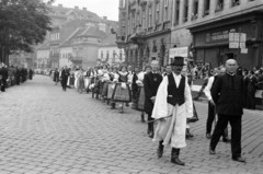 Magyarország, budai Vár, Budapest I., Tárnok utca a Szentháromság térnél. Únapi körmenet., 1939, Horváth József, Budapest, népviselet, körmenet, Fortepan #265572