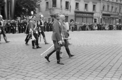 Magyarország, budai Vár, Budapest I., Szentháromság tér, háttérben a Szentháromság utca. Úrnapi körmenet, előtérben Albrecht királyi herceg és tőle kissé takarva József főherceg., 1939, Horváth József, Budapest, testőr, divatáru, marsallbot, kard, Fortepan #265573