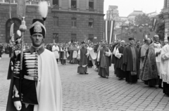 Magyarország, budai Vár, Budapest I., Dísz tér, balra a hátrében a Honvéd Főparancsnokság épülete. Úrnapi körmenet., 1939, Horváth József, Budapest, pap, körmenet, koronaőrség, Fortepan #265575