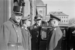 Magyarország, Budapest VIII., a Keleti pályaudvar érkezési oldala, német repülőorvos vendégek fogadása. Bal oldalon dr. Merényi-Scholtz Gusztáv vezérőrnagy, jobb oldalon dr. Hippke Erich orvos vezérezredes., 1943, Horváth József, magyar katona, német katona, Luftwaffe, Budapest, Fortepan #265578