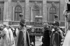 Magyarország, budai Vár, Budapest I., Szent Jobb körmenet a Királyi Palota (később Budavári Palota) előtt., 1939, Horváth József, díszmagyar, huszár, körmenet, Budapest, Fortepan #265579