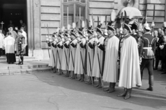 Magyarország, budai Vár, Budapest I., a Királyi Palota (később Budavári Palota) Nagy udvara. A koronaőrök sorfala a Várkápolna bejárata előtt, a Szent Jobb körmenet indulására várva., 1939, Horváth József, koronaőrség, díszmagyar, testőr, libasor, Budapest, víbárd, Fortepan #265580