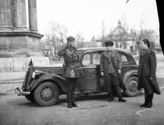 Magyarország, Budapest XIV., Hősök tere, háttérben a Millenniumi kiállításra épített Budapest fő- és székesfőváros pavilonja., 1945, Horváth József, Budapest, automobil, katonanő, szovjet katona, bőrkabát, tisztelgés, Fortepan #265619