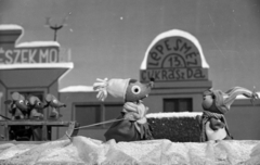 Hungary, Budapest V., MTV, a Mi újság a Futrinka utcában? című televíziós bábfilmsorozat díszlete és bábjai., 1961, Horváth József, winter, bean, glove puppet, pastry shop, sledge, Budapest, Fortepan #265625