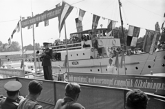 Hungary,Lake Balaton, Siófok, Augusztus 20-i ünnepség a kikötőben. A felvétel a Móricz Zsigmond, Zalka Máté és a Szamuely Tibor a Balatoni Vízirendészet Siófoki Rendőrörs szolgálati hajóinak ünnepélyes avatásakor készült. Háttérben a Kelén csavargőzös., 1951, Horváth József, label, port, sailor, Soviet soldier, Kelén ship, Fortepan #265632