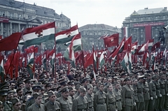 Magyarország, Budapest V., Kossuth Lajos tér, választási nagygyűlés résztvevői a Parlament előtt, háttérben a Földművelésügyi Minisztérium épülete., 1953, Horváth József, zászló, színes, Budapest, Fortepan #265640