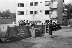 Magyarország, Budapest XIV., Hungária körút, a felvétel a mai 145-ös számú ház helyén készült, a rendőriskola női hallgatónak avatásakor., 1954, Horváth József, Budapest, mikrofonállvány, rendőrnő, avatás, Fortepan #265657