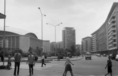 Románia, Bukarest, a Strada Ion Câmpineanu (13 Decembrie) blokkházai, balra a Kongresszusi Csarnok (Sala Palatului)., 1965, Horváth József, gyalogátkelő, modern építészet, Fortepan #265662