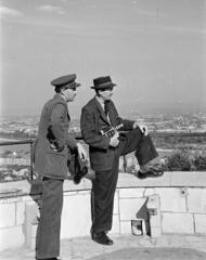 Magyarország, Budapest II., a felvétel a József-hegyi kilátónál készült, kilátás a Margit-sziget és Angyalföld felé., 1953, Horváth József, Budapest, férfiak, filmkamera, kilátótorony, Fortepan #265665