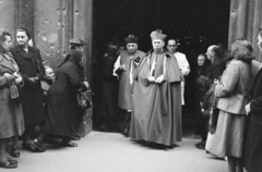 Hungary, Budapest V., Papnövelde (Eötvös Loránd) utca, a felvétel az Egyetemi templom kapuja előtt készült. Középen dr. Czapik Gyula egri érsek, tőle balra Dr. Marczel Mihály pápai protonotárius távoznak dr. Bánáss László veszprémi püspök földi maradványainak beszentelési szertartásáról., 1949, Horváth József, Budapest, priest, bullet hole, devotee, Fortepan #265666