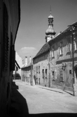 Hungary, Kőszeg, a Chernel utca végénél szemben a Szent Jakab-templom, jobbra a házak mögött a Szent Imre-templom tornya látszik., 1961, Horváth József, street view, steeple, Fortepan #265674