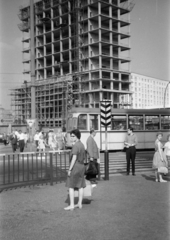 Németország, Berlin, Kelet-Berlin, Otto-Braun-Strasse (Hans-Beimler-Strasse), szemben a Haus des Lehrers építkezése, a háttérben jobbra a Karl-Marx-Allee (Stalinallee) 4-10., 1963, Horváth József, NDK, Fortepan #265688