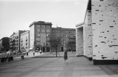 Németország, Berlin, Kelet-Berlin, Fritz-Schiff-Weg, jobbra a Kosmos mozi. Szemben a Richard-Sorge-Straße - Weidenweg sarok., 1963, Horváth József, motorkerékpár, utcakép, NDK, Fortepan #265690