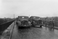 Magyarország, Zengővárkony, a 6-os főút Bolond úti völgyhídjának terheléspróbája. Saurer tehergépkocsik., 1954, UVATERV, híd, teherautó, rendszám, Saurer-márka, svájci gyártmány, terheléspróba, Fortepan #2657