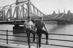 Hungary, Budapest V.,Budapest XI., Belgrád rakpart, háttérben a Szabadság híd és a Szent Gellért tér., 1961, Horváth József, Budapest, shore, sitting on a handrail, bridge, Fortepan #265716