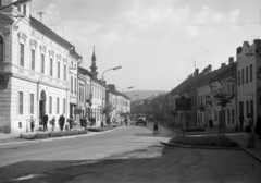 Szlovákia, Késmárk, előtérben keresztbe a Jakuba Kraya ulica, szemben a Hviezdoslavova ulica a Hlavné námestie felé, balra a Városháza tornya látszik., 1961, Horváth József, utcakép, templomtorony, Tatra-márka, útjelző tábla, Fortepan #265718