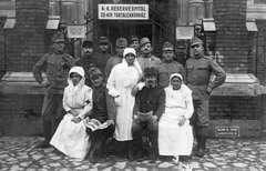 Románia,Erdély, Arad, Püspökség utca 5. Ma a Szülészeti és Nőgyógyászati Klinika épülete., 1917, Pohl Pálma, első világháború, egyenruha, gyógyintézmény, csoportkép, újság, ápolónő, katona, Fortepan #26572