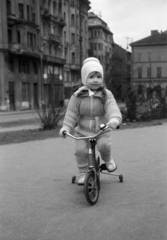 Magyarország, Budapest V., a felvétel a Fővám (Dimitrov) téren készült, háttérben jobbra a Só utca torkolata., 1958, Horváth József, Budapest, gyerektricikli, Fortepan #265722