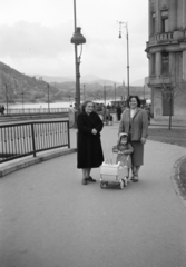 Magyarország, Budapest V., a felvétel a Fővám (Dimitrov) téren készült, háttérben a Duna és a Belgrád rakpart., 1958, Horváth József, Budapest, kislány, babakocsi, anya, Fortepan #265759