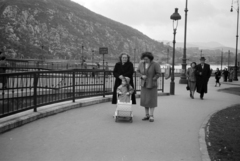 Magyarország, Budapest V., a felvétel a Fővám (Dimitrov) téren készült, háttérben a Duna és a Belgrád rakpart., 1958, Horváth József, Budapest, kislány, nagyszülő, anya, Fortepan #265760