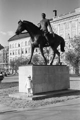 Magyarország, Budapest V., Dunakorzó - Wekerle Sándor (Szende Pál) utca sarok háttérben az Apáczai Csere János utca, balra a Széchenyi István (Roosevelt) tér. Előtérben Pátzay Pál alkotása, Sportlovas (1954)., 1958, Horváth József, Budapest, lovas szobor, Fortepan #265765