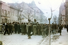 Magyarország, Budapest VIII.,Budapest IX., Üllői út, harckocsit szemlélő tömeg a 61-es számú ház előtt. Háttérben balra a Nagy Templom utca sarkán álló ház, jobb szélen a Tátra (később Balaton) mozi lázható a Berzenczey utca sarkán., 1956, Horváth József, forradalom, Budapest, színes, Fortepan #265789