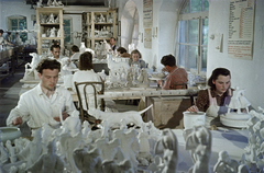 Magyarország, Herend, Herendi Porcelángyár, porcelánfestő üzem, kézi festők műhelye., 1954, Horváth József, színes, műhely, kerámia, porcelángyár, Fortepan #265801