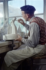 Magyarország, Herend, Herendi Porcelángyár, porcelánfestő üzem, kézi festők műhelye., 1954, Horváth József, színes, porcelán, kötény, festés, porcelángyár, kerámia, Fortepan #265802