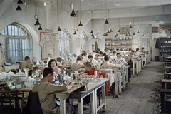 Magyarország, Herend, Herendi Porcelángyár, porcelánfestő üzem, kézi festők műhelye., 1954, Horváth József, színes, műhely, mennyezeti lámpa, kerámia, porcelángyár, Fortepan #265808