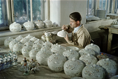 Magyarország, Herend, Herendi Porcelángyár, a porcelánfestő mester áttört mintázatú bonbonier fedelét festi., 1954, Horváth József, színes, nipp, műhely, porcelán, porcelángyár, kerámia, Fortepan #265811