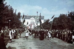 Románia,Erdély, Csíkszereda, a háttérben a Városháza a Kossuth Lajos utcán. A felvétel a magyar csapatok bevonulása idején, 1940. szeptember 11-én készült., 1940, Horváth József, színes, zászló, címer, Fortepan #265856