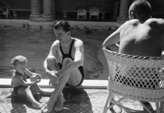 Hungary, Budapest XI., Gellért Gyógyfürdő, a felvétel a pezsgőfürdő-medencéjénél készült., 1936, Horváth József, Budapest, bathing suit, swimming pool, wicker chair, Fortepan #265870