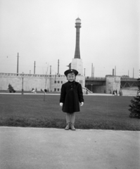 Magyarország, Budapest XI., Goldmann György tér (Vitézek tere), háttérben a Petőfi (Horthy Miklós) híd budai hídfőjén a Haditengerészeti Hősi Emlékmű., 1939, Horváth József, Best of, Budapest, emlékmű, kislány, Fortepan #265875