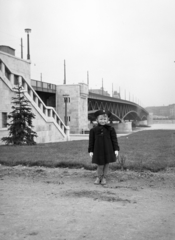 Magyarország, Budapest XI., Goldmann György tér (Vitézek tere), háttérben a Petőfi (Horthy Miklós) híd budai hídfője., 1939, Horváth József, kislány, Budapest, Fortepan #265876