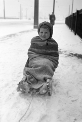 Magyarország, Budapest IX., a felvétel a Petőfi (Horthy Miklós) híd pesti hídfőjénél készült., 1937, Horváth József, Budapest, szánkó, Fortepan #265881