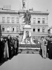 Slovakia, Komarno, Klapka György tér (námestie generála Klapku), Klapka György szobra (Rónai József, 1896.), háttérben a Városháza épülete., 1938, Horváth József, sculpture, György Klapka-portrayal, flag, Fortepan #265909