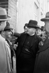 Slovakia, Komarno, középen Jozef Tiso, szlovák pap, az első Szlovák Köztársaság elnöke., 1938, Horváth József, hat, cassock, celebrity, movie theater, Fortepan #265913