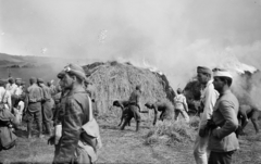 Hungary, a közelben gyakorlatozó honvédek oltják a település határában kigyulladt kazlakat., 1938, Horváth József, manoeuvre, firefighter, leather jacket, stack, Fortepan #265914