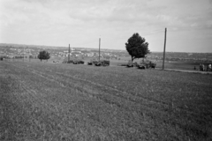 Magyarország, Bag, katonai járművek a 3. számú főút melletti árokparton. Távolban Aszód látható., 1939, Horváth József, tüzérségi vontató, Krupp Protze, páncéltörő ágyú, Fortepan #265927