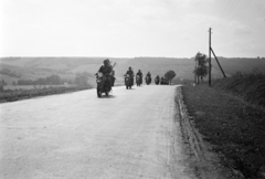 Magyarország, Bag, motorkerékpáros katonai oszlop a 3. számú főúton., 1939, Horváth József, motorkerékpár, libasor, Fortepan #265929