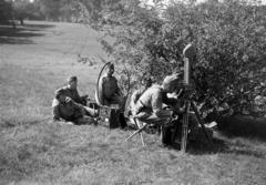 Magyarország, Bag, megfigyelőállomás a település környékén., 1939, Horváth József, periszkóp, légvédelem, rádióállomás, pisztolytáska, rádió, rádiós, Fortepan #265931