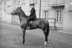 Magyarország, Budapest VIII., Pollack Mihály tér 8. (Eszterházy utca 34.), a felvétel a Nemzeti Lovarda udvarán készült. Háttében a Szenkirályi utca 27. és 29-31. számú épületek hátsó homlokzata látható., 1937, Horváth József, csizma, lovaglás, Budapest, Fortepan #265969